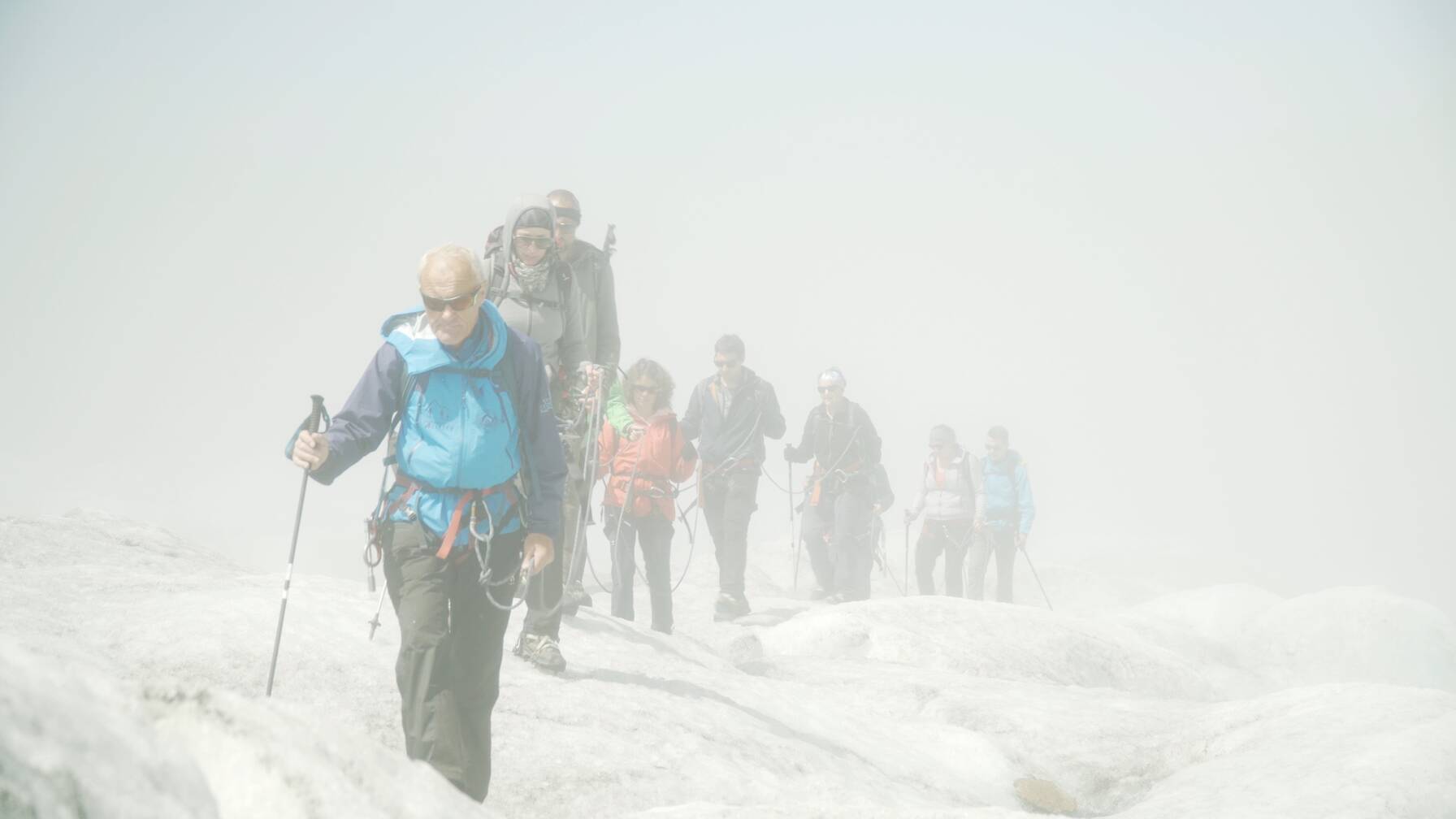 Kilian Volken, ein Bergführer, der seit vielen Jahren den Rhonegletscher wegen der Vliesabdeckung meidet, wurde einen ganzen Tag auf dem Grossen Aletschgletscher mit der Kamera begleitet.