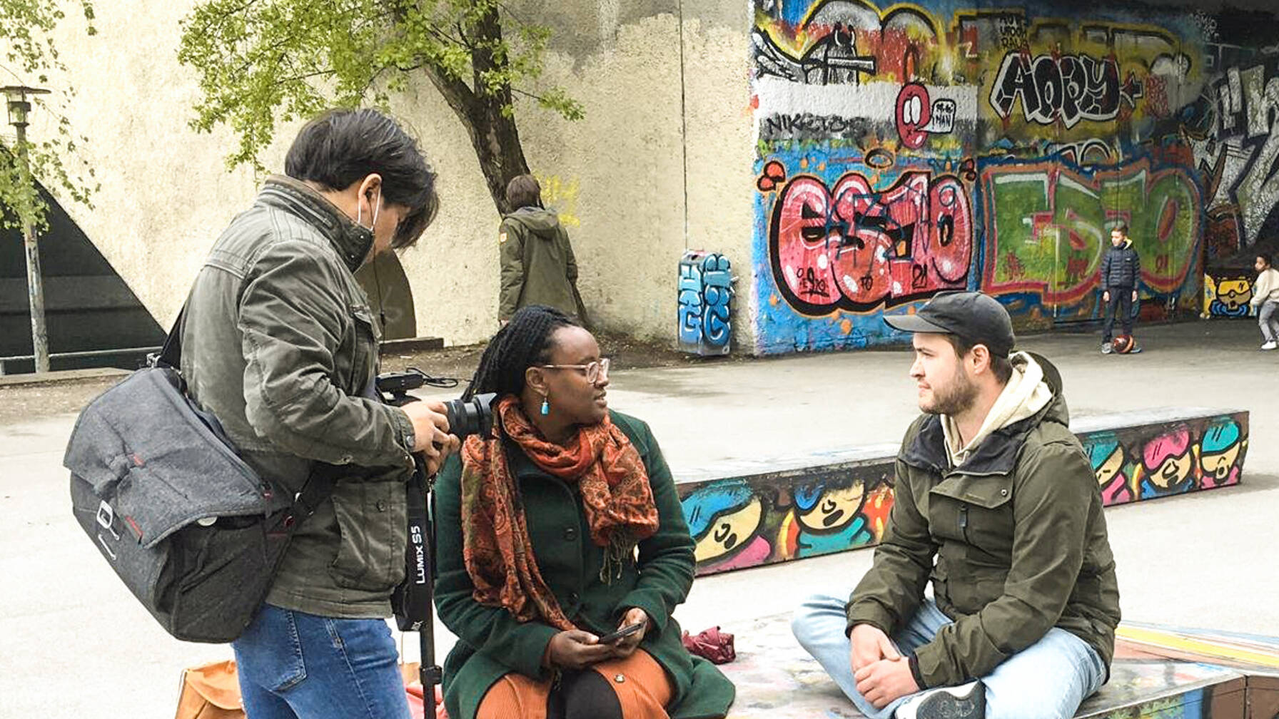 Dieses Foto entstand während den Dreharbeiten für unser Crowdfunding-Video. In diesem Video stellen wir unsere Plattform inkluso.ch vor, wobei sich verschiedene Freiwillige - sowohl Einheimische als auch Geflüchtete und Migrant*innen - dazu äussern, welche Bedeutung soziale Inklusion ihrer Meinung nach hat und über persönliche Erfahrungen berichten.