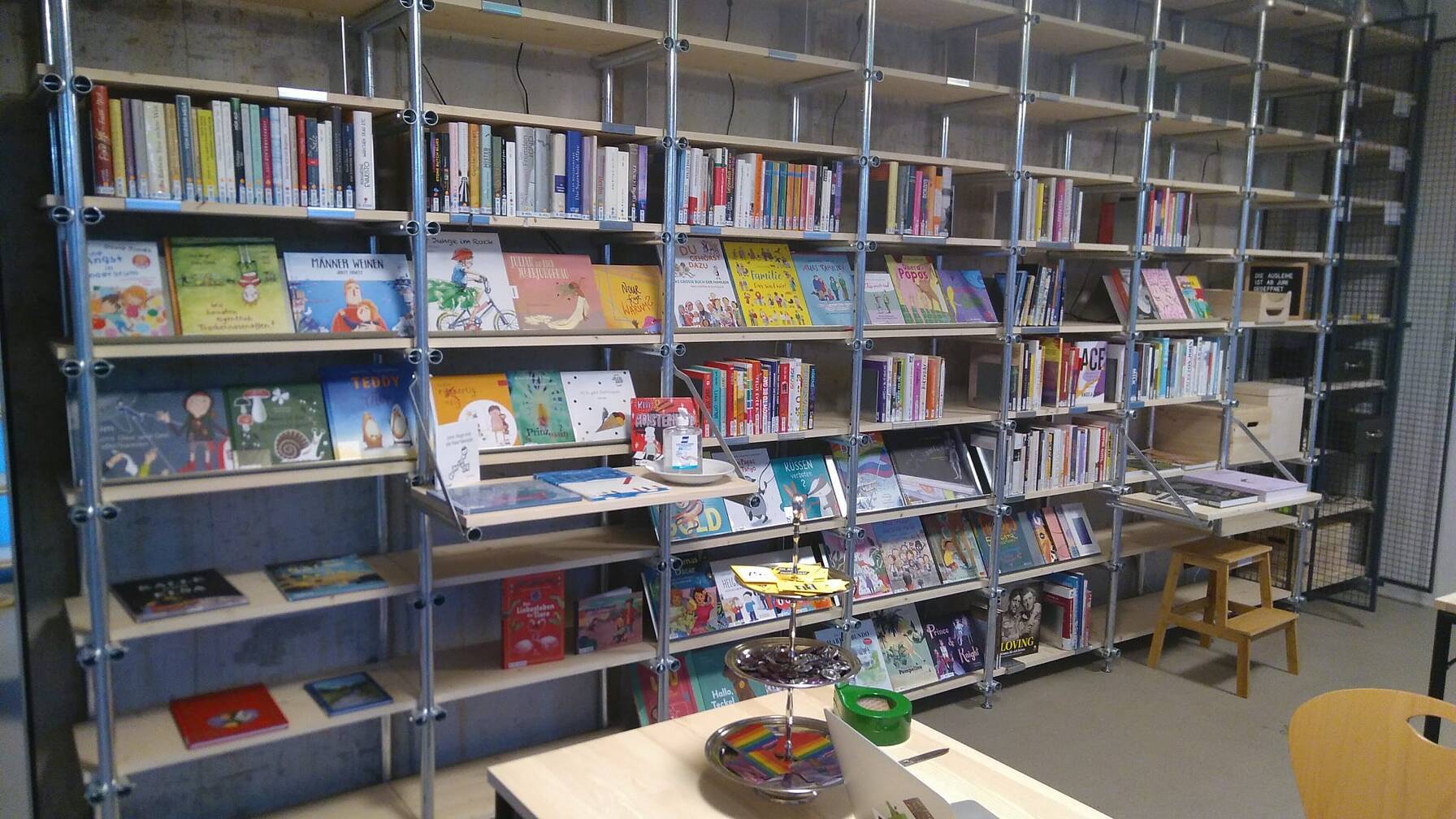 Unsere Bibliothek, wie sie bei der Eröffnung war.