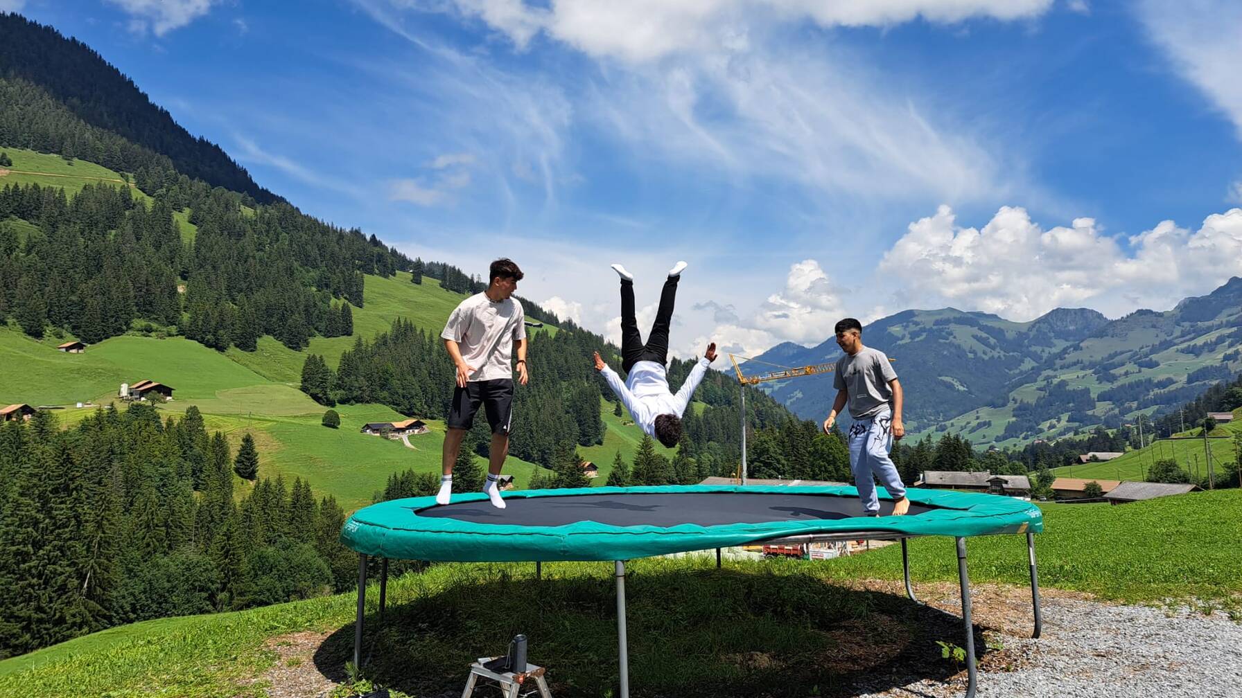 Trampolinspringen und Tricks üben