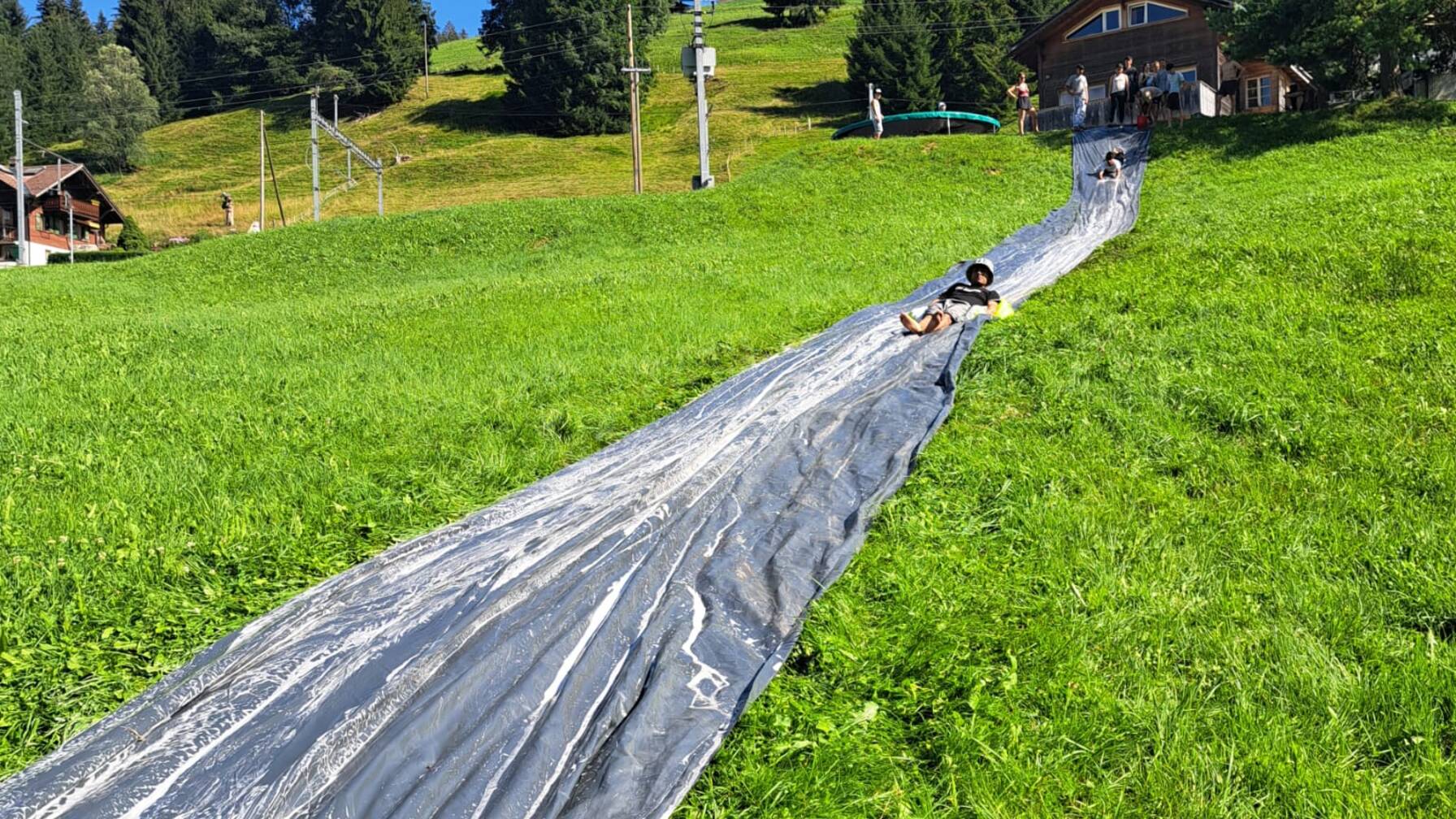 Spannung pur: Wettrennen auf der selbstgebauten Wasserrutschbahn 