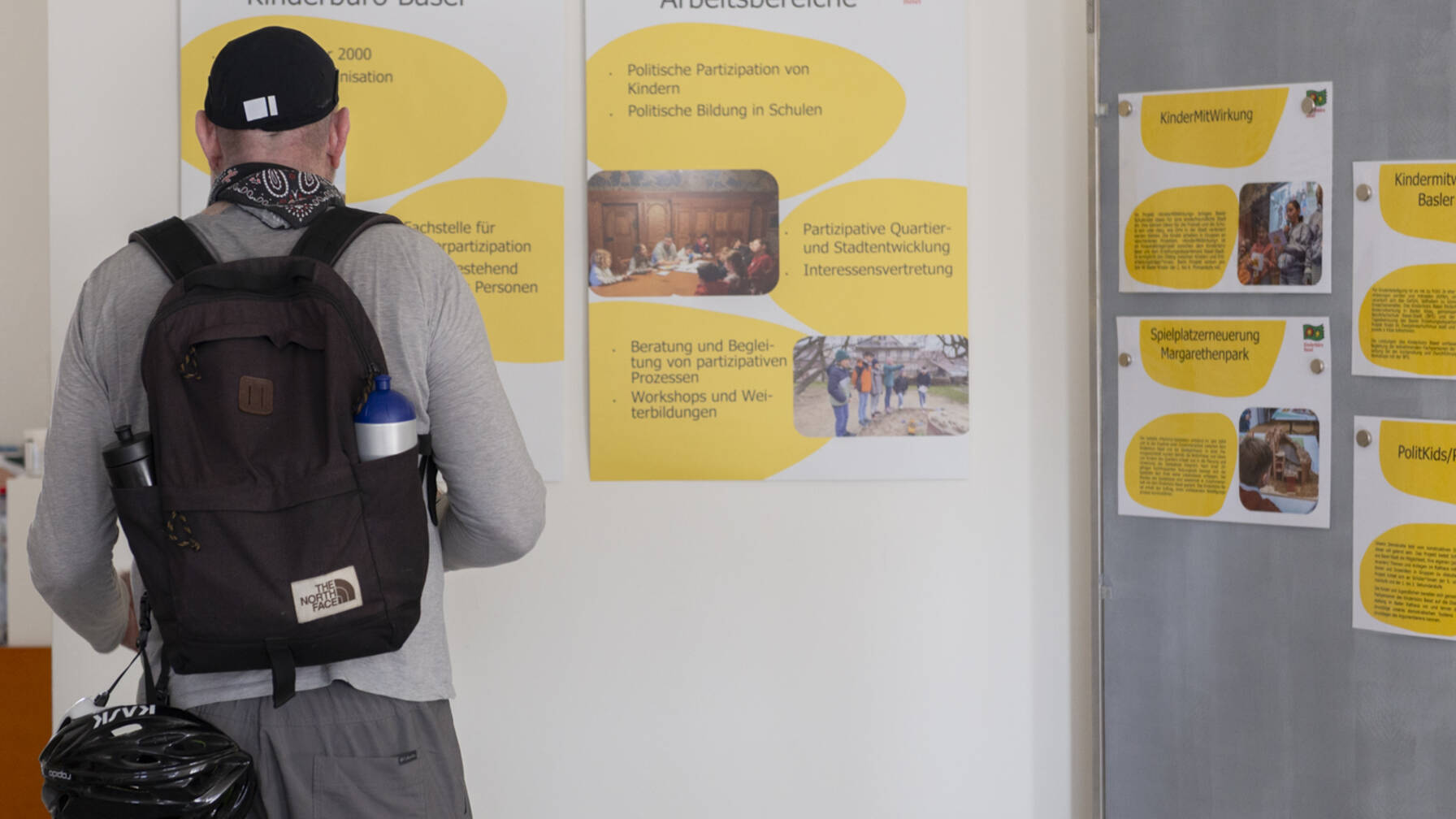 Interessierte Besucher*innen am Einblick Basel