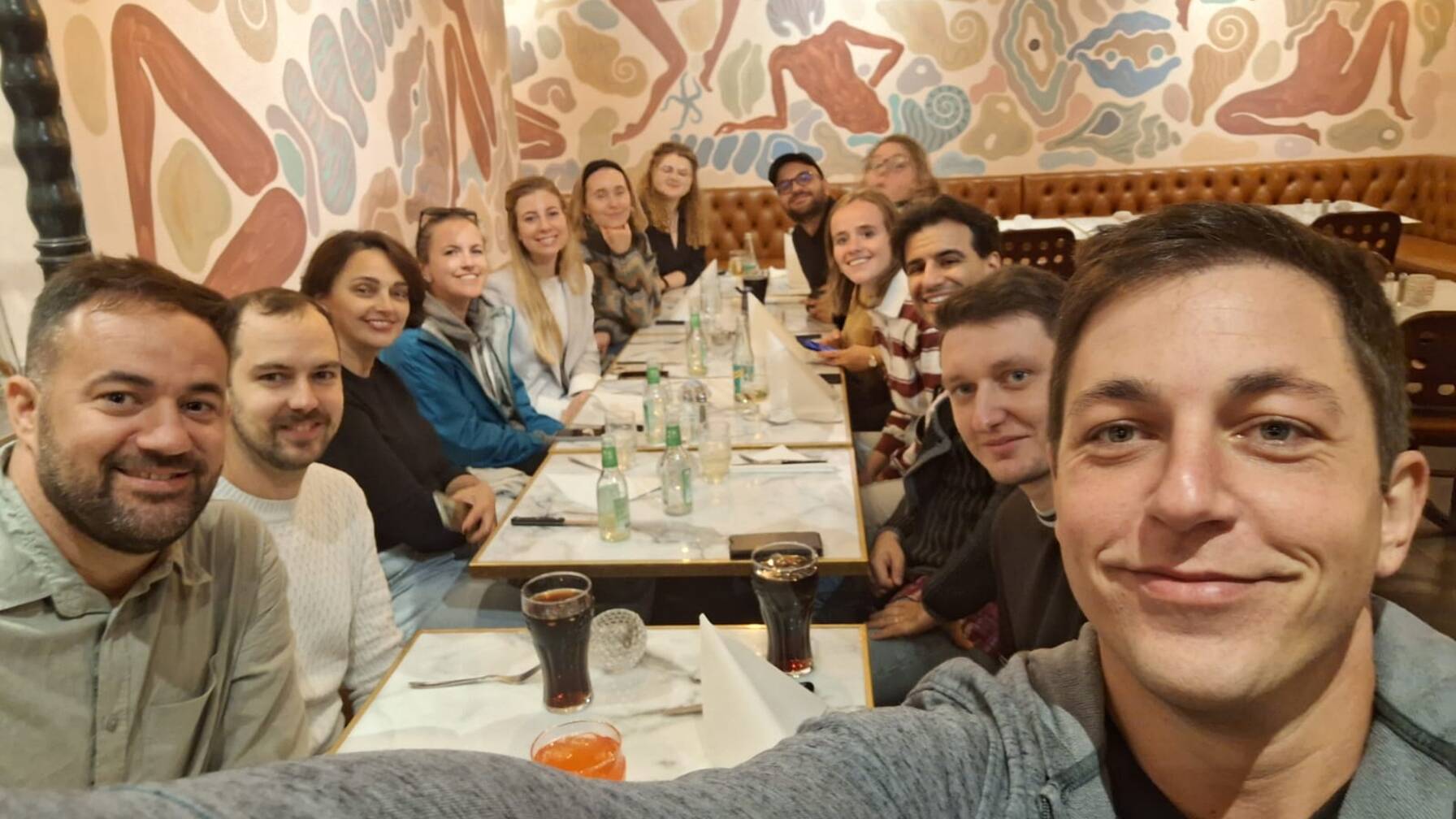 Austausch beim Abendessen