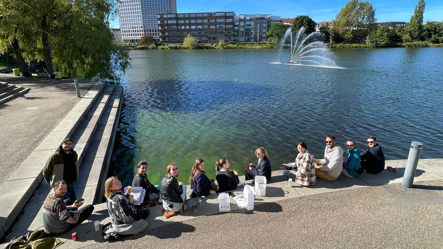 Mittagessen am Wasser