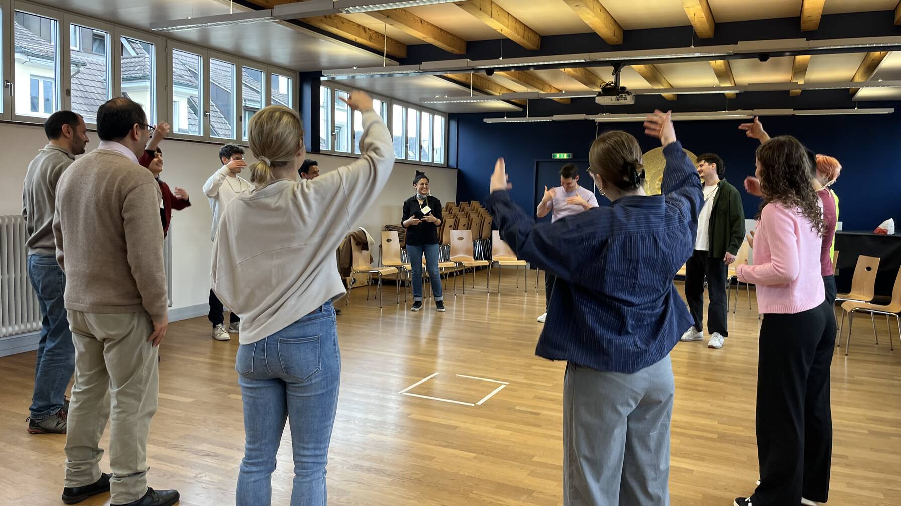 praktische Übungen beim Workshop zu Auftrittskompetenz