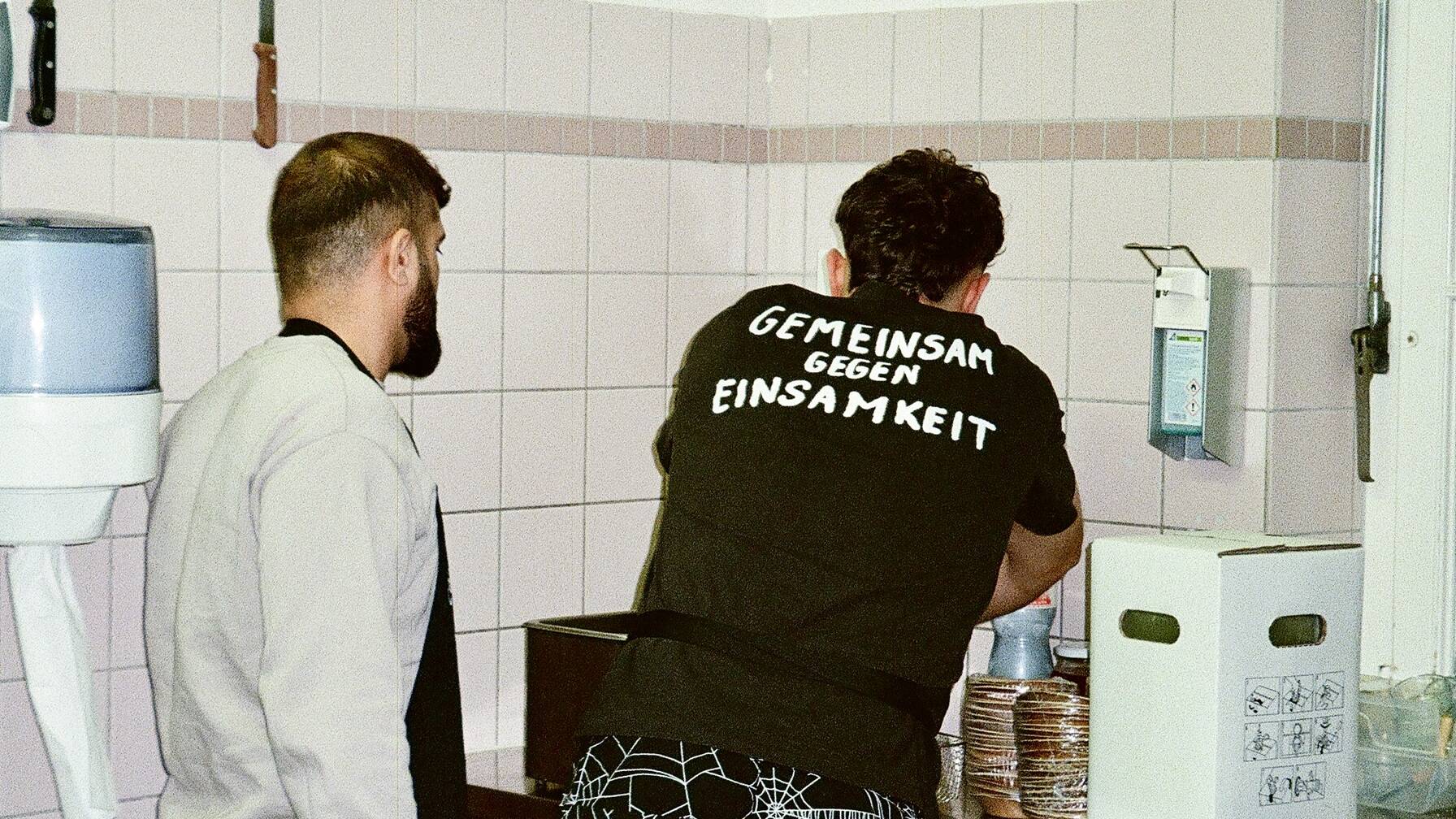 Gemeinsam gegen Einsamkeit: Beim Social Supper Club kochen Menschen verschiedener Generationen und Herkünfte Seite an Seite. Social Supper Club im Midas, 19. Dezember 2025.