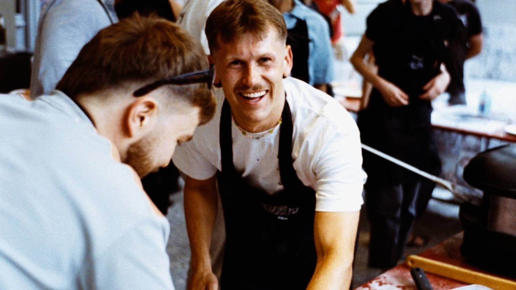 Begegnung ohne Druck: Beim gemeinsamen Pizzabacken wird gelacht, gelernt und zusammengearbeitet. Im Bild: Lukas Lauber, Gründer von Coolinarik. Pizzaplausch im Generationenhaus Bern, 25. Juli 2026.