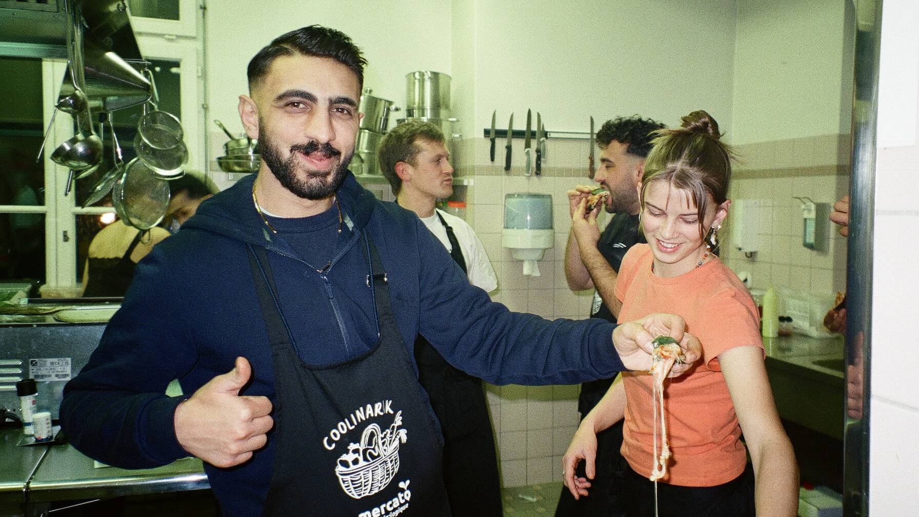 Daumen hoch: Die selbst gemachte Pizza wird gleich in der Küche probiert und geteilt. Social Supper Club im Midas, 19. Dezember 2025.