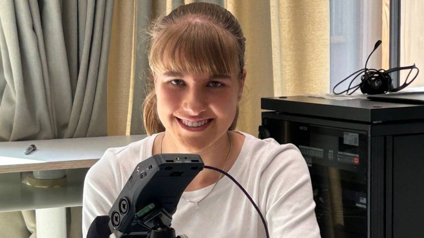 Leonie bei der Podcastaufnahme