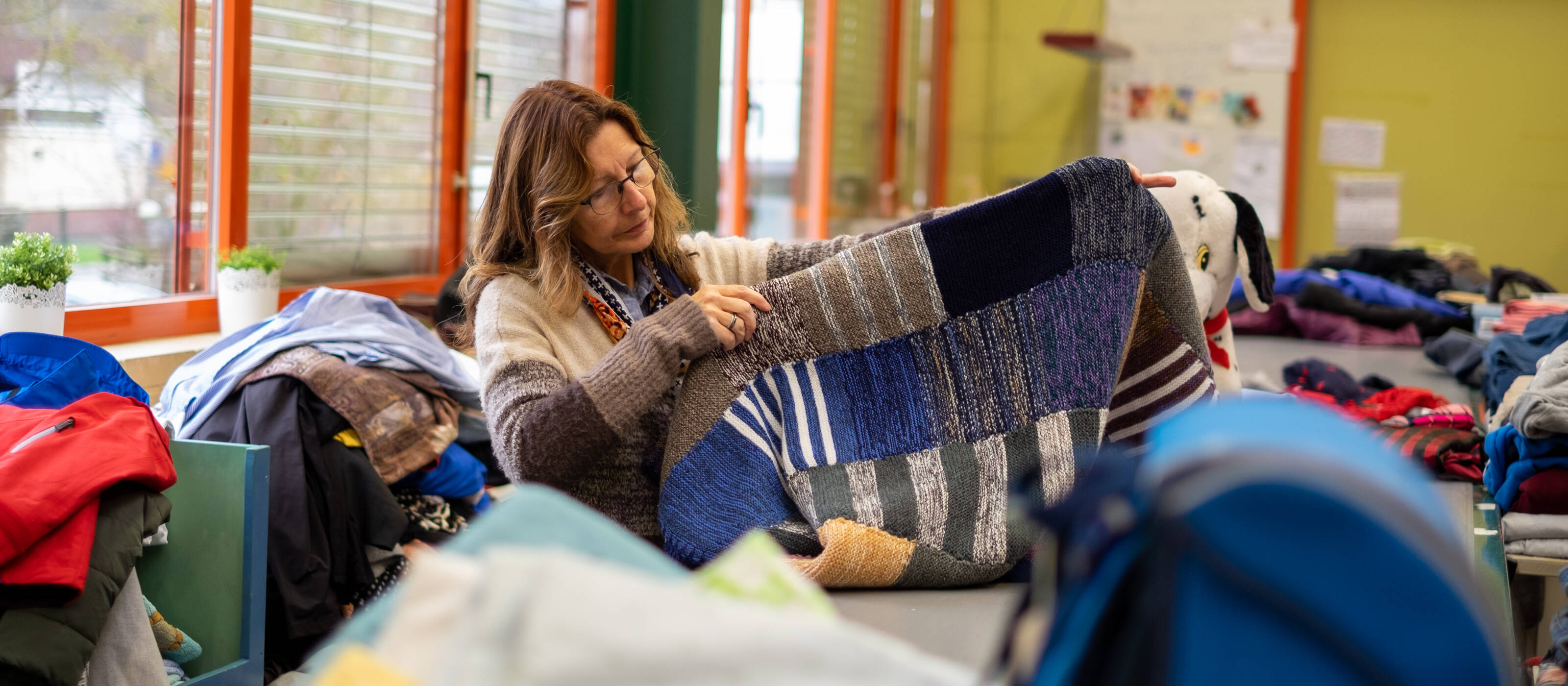 Seit 1970 betreibt Caritas Schweiz eine Kleiderzentrale.