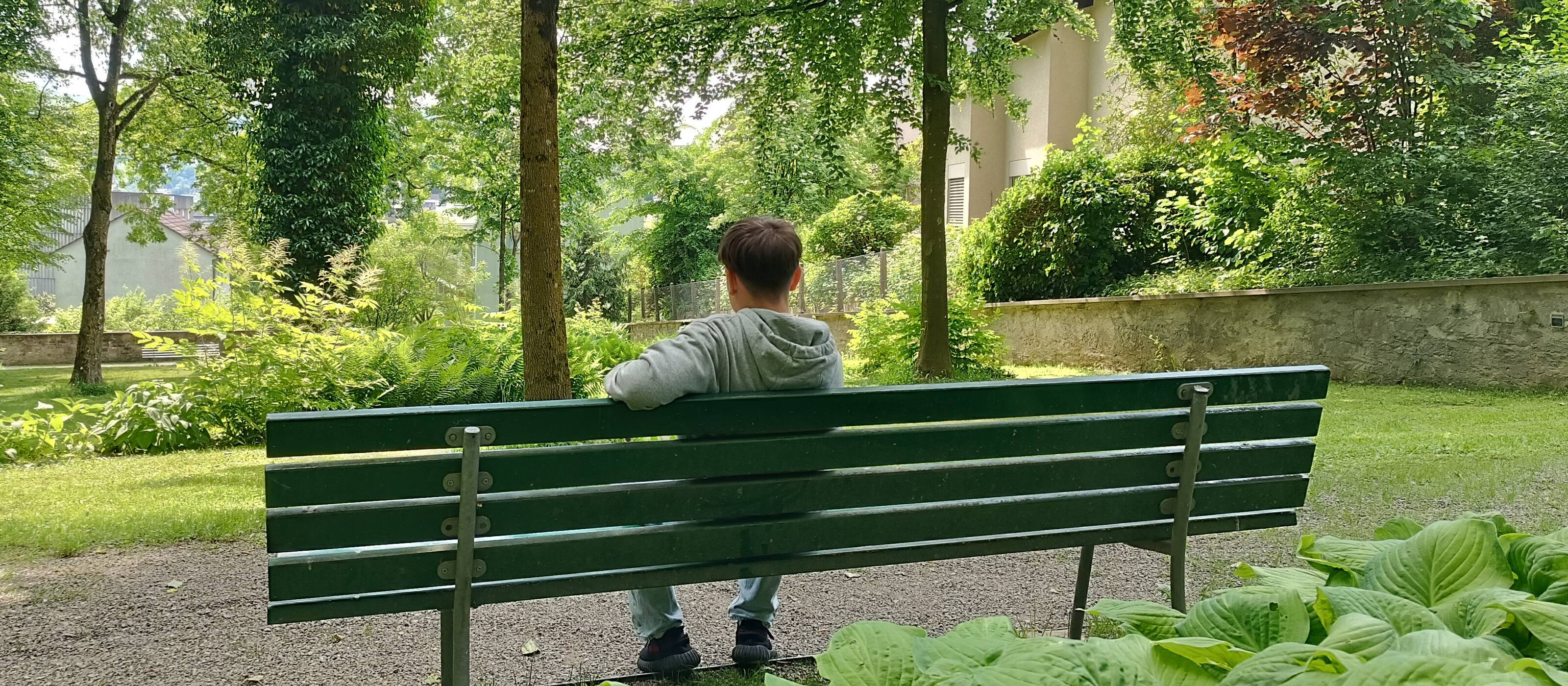 Symbolbild eines Jugendlichen im Park.