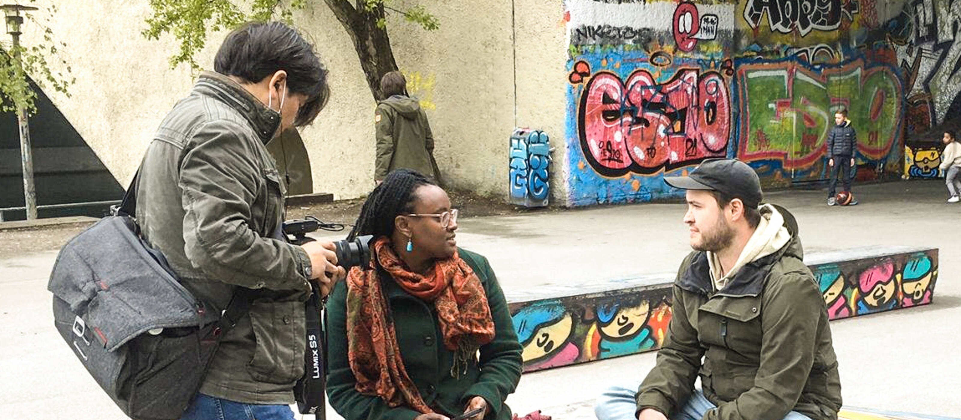 Dieses Foto entstand während den Dreharbeiten für unser Crowdfunding-Video. In diesem Video stellen wir unsere Plattform inkluso.ch vor, wobei sich verschiedene Freiwillige - sowohl Einheimische als auch Geflüchtete und Migrant*innen - dazu äussern, welche Bedeutung soziale Inklusion ihrer Meinung nach hat und über persönliche Erfahrungen berichten.