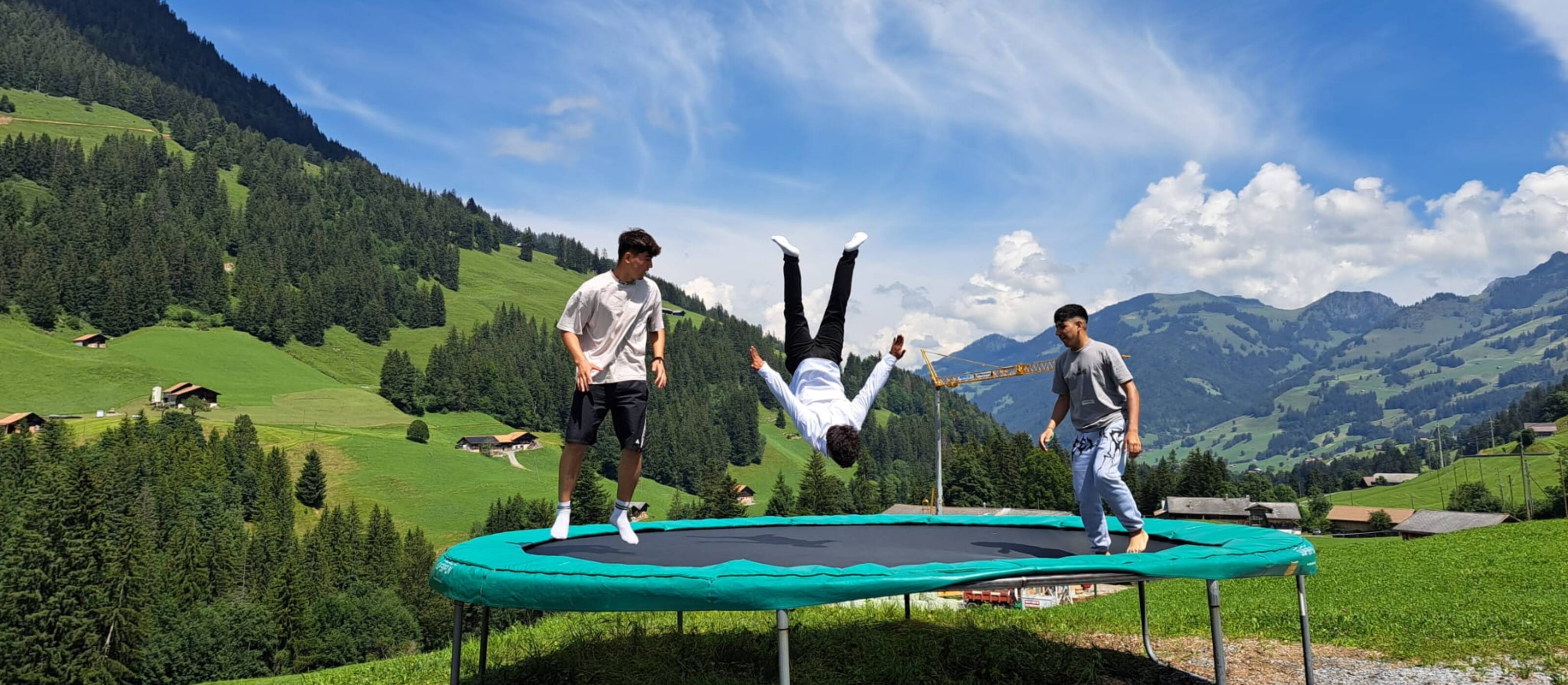 Trampolinspringen und Tricks üben