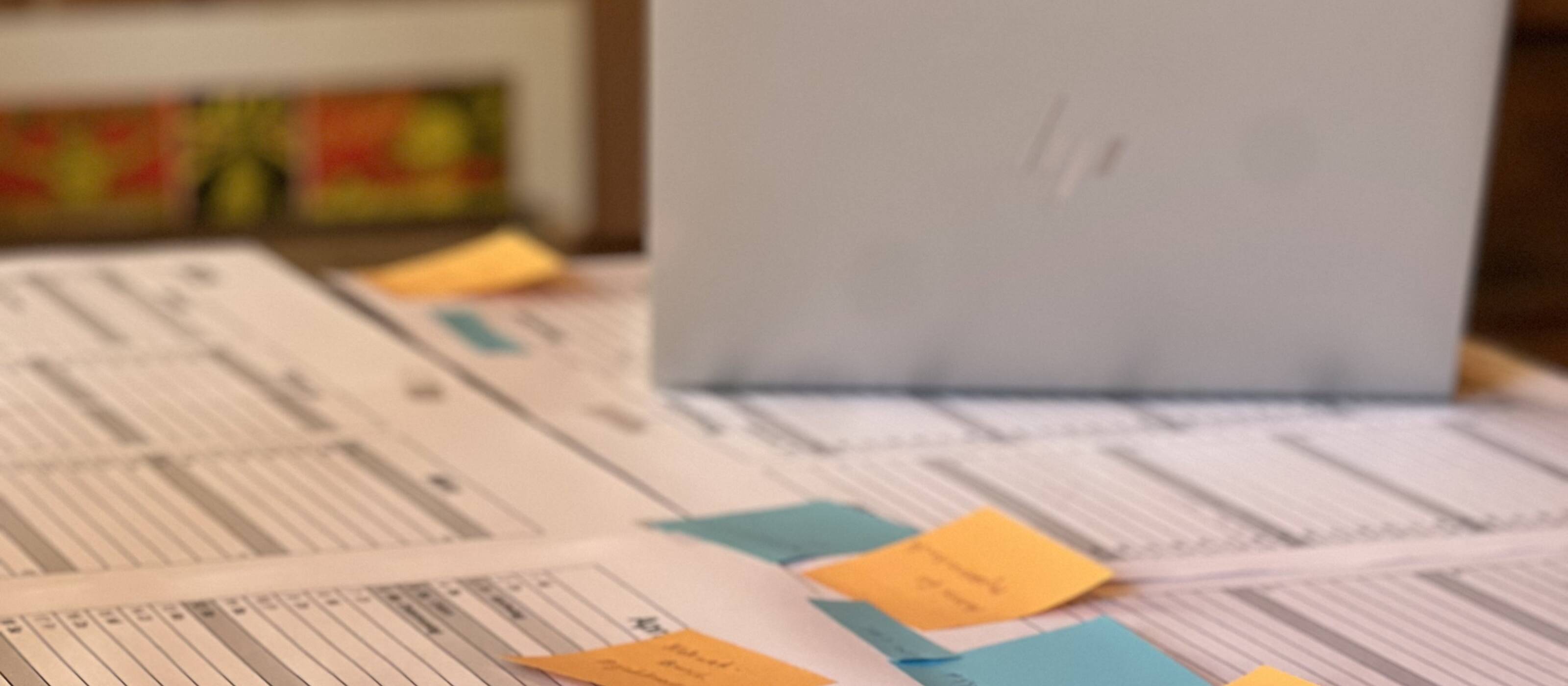 Jahreskalender und Laptop im Workshop Setting