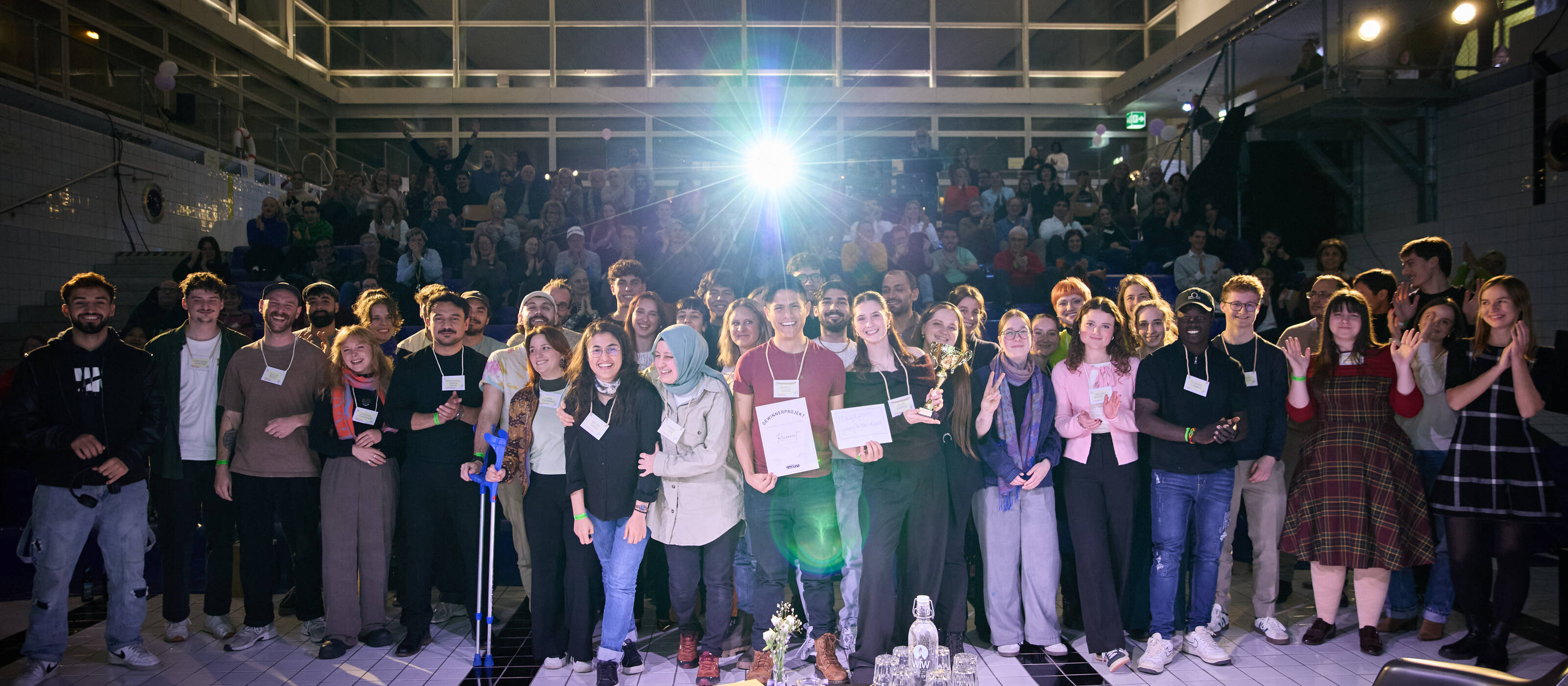 Projektmachende und Gäste vom youngCaritas-Award 2025