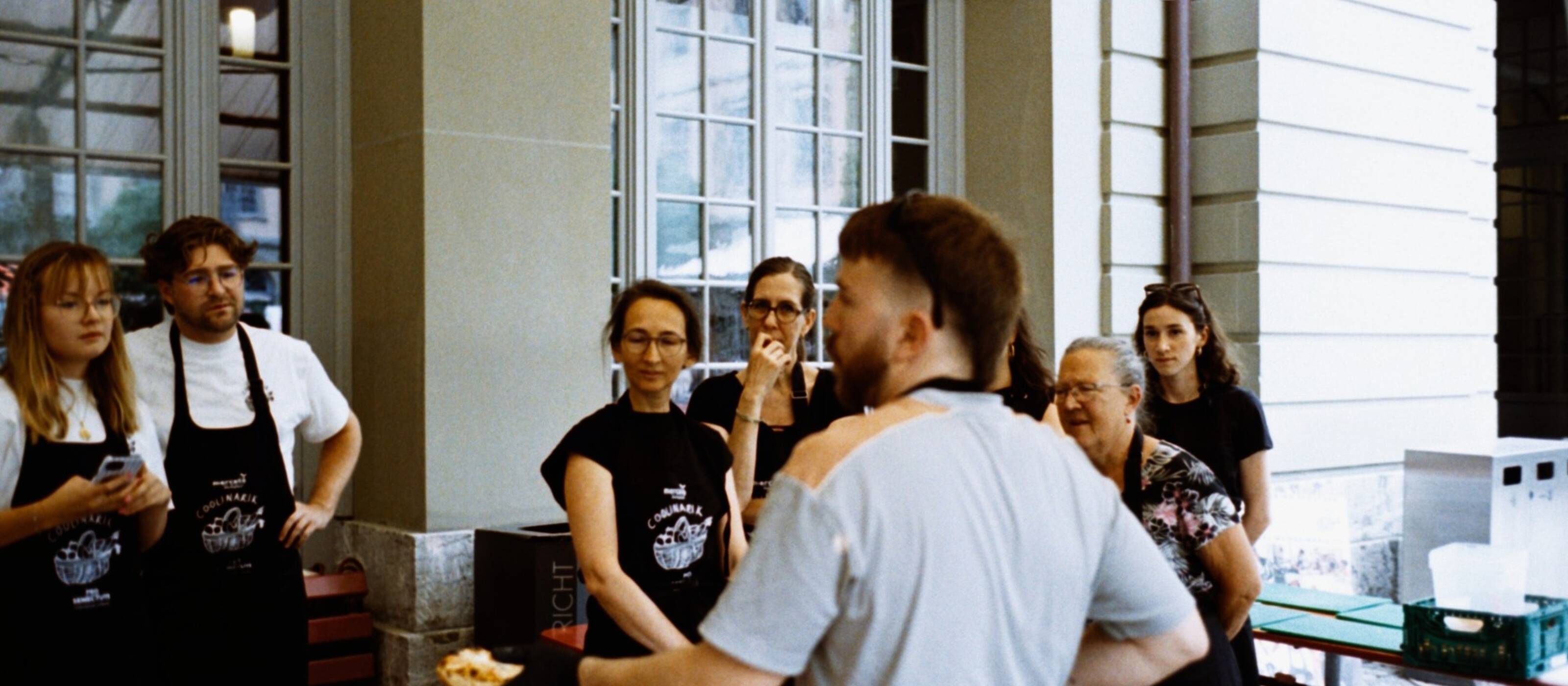 Pizza-Workshop im Social Supper Club: Teilnehmende lernen von Tobias Boschung, wie die Pizza aus dem Ofen kommt. 