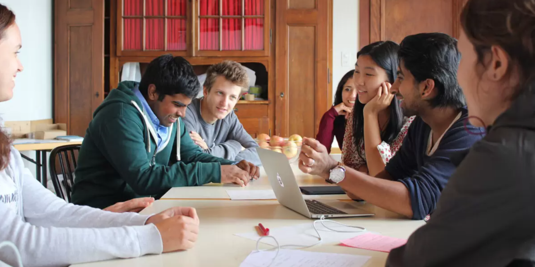 Angeregte Diskussionen an einer Weiterbildung von youngCaritas