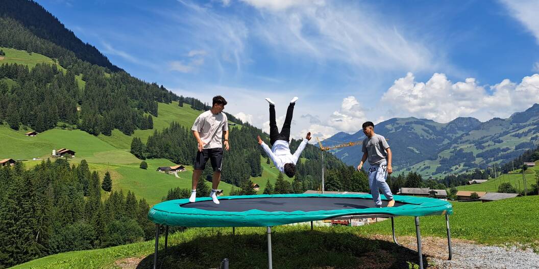 Trampolinspringen und Tricks üben