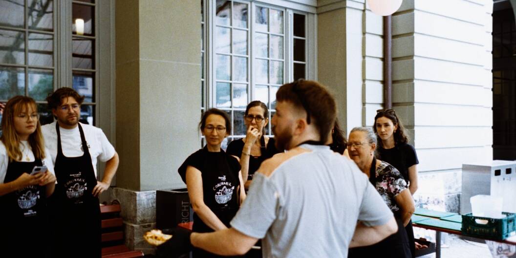 Pizza-Workshop im Social Supper Club: Teilnehmende lernen von Tobias Boschung, wie die Pizza aus dem Ofen kommt.